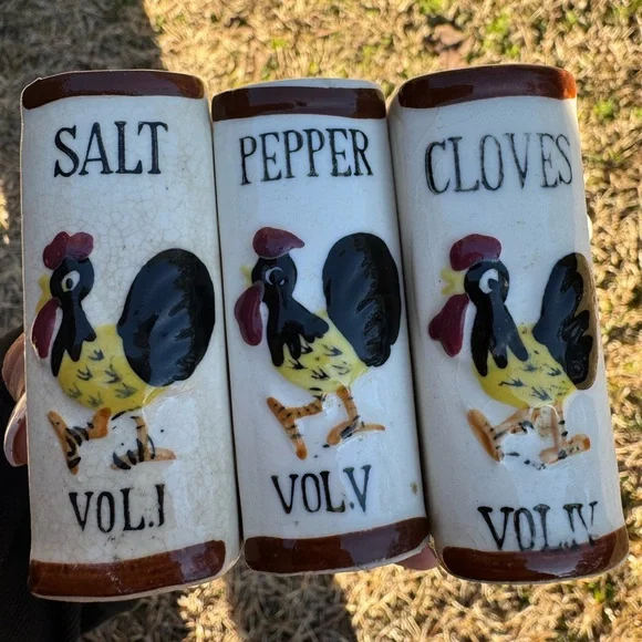 VINTAGE DECORATIVE COLLECTIBLE BOOK SHAPED SALT CLOVES PEPPER SHAKERS W/ ROOSTER - Picture 1 of 8
